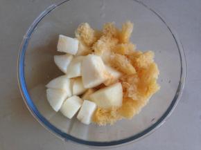 银耳去硬蒂，切小块。雪梨去皮去核，切小块