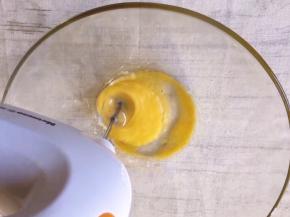 用电动打蛋器中速打发