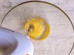 用电动打蛋器中速打发