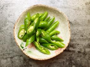 青椒切小段。（最后用）