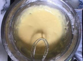 放进过筛好的低粉，用蛋抽搅拌之无颗粒物！