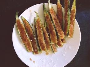 将腌制好的鸡胸肉塞在秋葵里压实