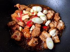 放入除青椒外的所有配料翻炒均匀。