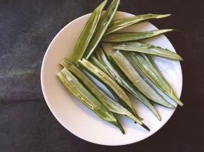 将所有的都挖去籽用盘子装好