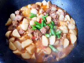 压好的芋儿排骨加入青椒翻炒片刻即可出锅。