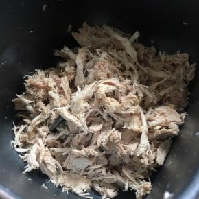 肉块煮熟，撕小块放进面包机，放一勺糖，一勺生抽，一勺蚝油，半勺盐！开始翻炒功能键