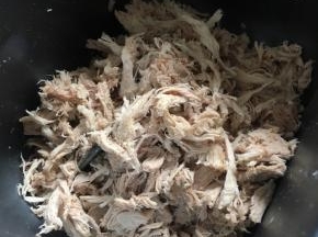 肉块煮熟，撕小块放进面包机，放一勺糖，一勺生抽，一勺蚝油，半勺盐！开始翻炒功能键