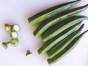 将秋葵用水冲净，用刀将蒂切除