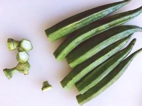 将秋葵用水冲净，用刀将蒂切除