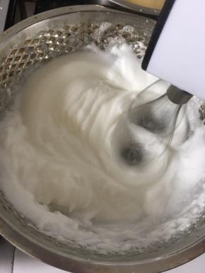 糖分三次放里蛋白里打发