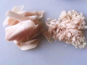 将鸡胸肉洗净后剁成肉末