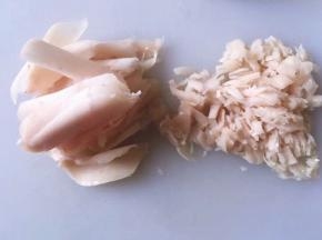 将鸡胸肉洗净后剁成肉末