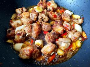 加入适量生抽和醋翻炒均匀。