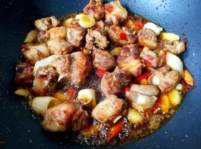 加入适量生抽和醋翻炒均匀。