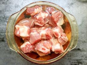 将排骨洗净用清水泡一会儿泡出血水。