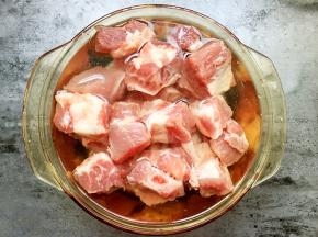 将排骨洗净用清水泡一会儿泡出血水。