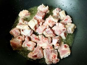 放入排骨煸炒干水分。
