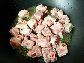 放入排骨煸炒干水分。