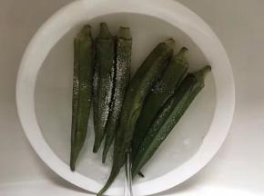 将秋葵放盆里，撒上盐放水，用手搓揉，表面变得光溜溜