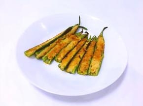 收干水分的秋葵出锅装盘即可