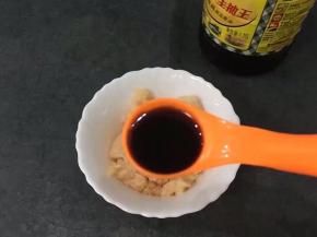 将盐放入碗中，放一勺生抽