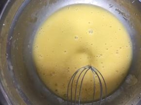 玉米油，水，搅拌均匀加入蛋黄继续搅拌均匀！