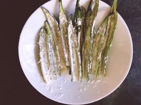 将淀粉均匀涂抹在开口的地方