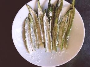 将淀粉均匀涂抹在开口的地方