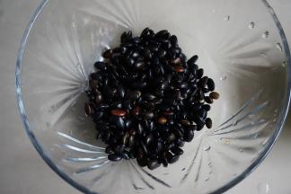 黑豆提前浸泡，我一般是晚上睡觉前泡豆的，第二天早上就可以喝到豆浆了