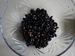黑豆提前浸泡，我一般是晚上睡觉前泡豆的，第二天早上就可以喝到豆浆了