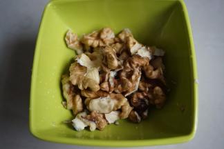 核桃去壳取仁，弄成小块