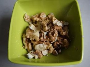 核桃去壳取仁，弄成小块