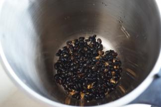 黑豆和核桃仁都放在豆浆机里