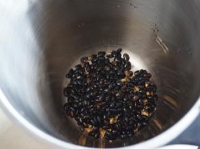 黑豆和核桃仁都放在豆浆机里