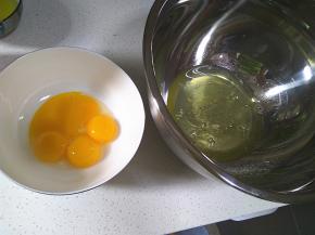 鸡蛋的蛋白蛋黄分离，分别装到无水无油的大碗里