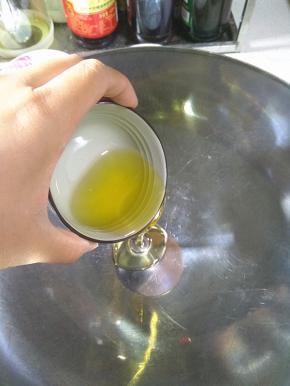 将色拉油倒入一个大碗里