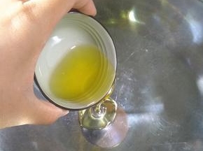 将色拉油倒入一个大碗里