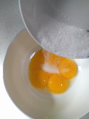蛋黄里加入10g细砂糖