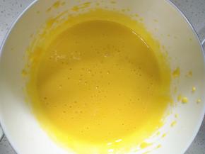 使用电动打蛋器搅打至粘稠发白