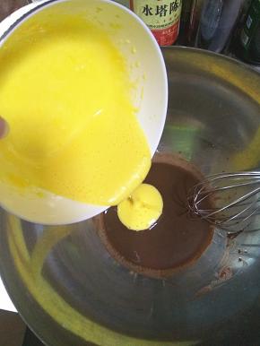 将搅打好的蛋黄加入之前搅拌好的可可液体中