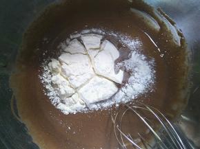 加入过筛后的低筋面粉