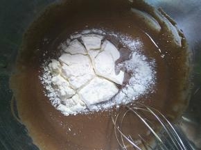 加入过筛后的低筋面粉