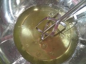 开始打发蛋白
