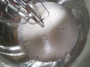 打至粗泡后加入三分之一细砂糖