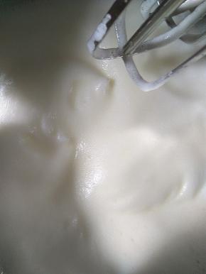 打至出现纹路加入剩下的细砂糖