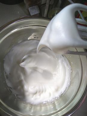 将蛋白打至湿性发泡8成，出现大弯勾状态