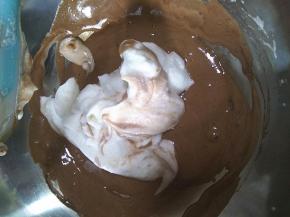 将剩下的蛋白霜全部加入