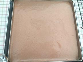 稍微倾斜烤盘，使蛋糕糊铺平