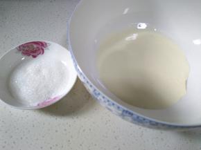 等待蛋糕坯晾凉的时间准备奶油陷