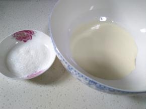 等待蛋糕坯晾凉的时间准备奶油陷